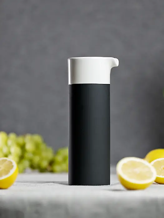 Carafe Refroidissante Noire En Céramique Avec Bordure Blanche - Magisso 1